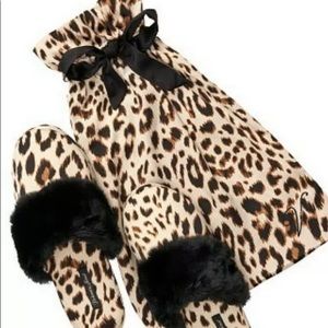 Victoria’s secret leopard slippers Medium 7/8